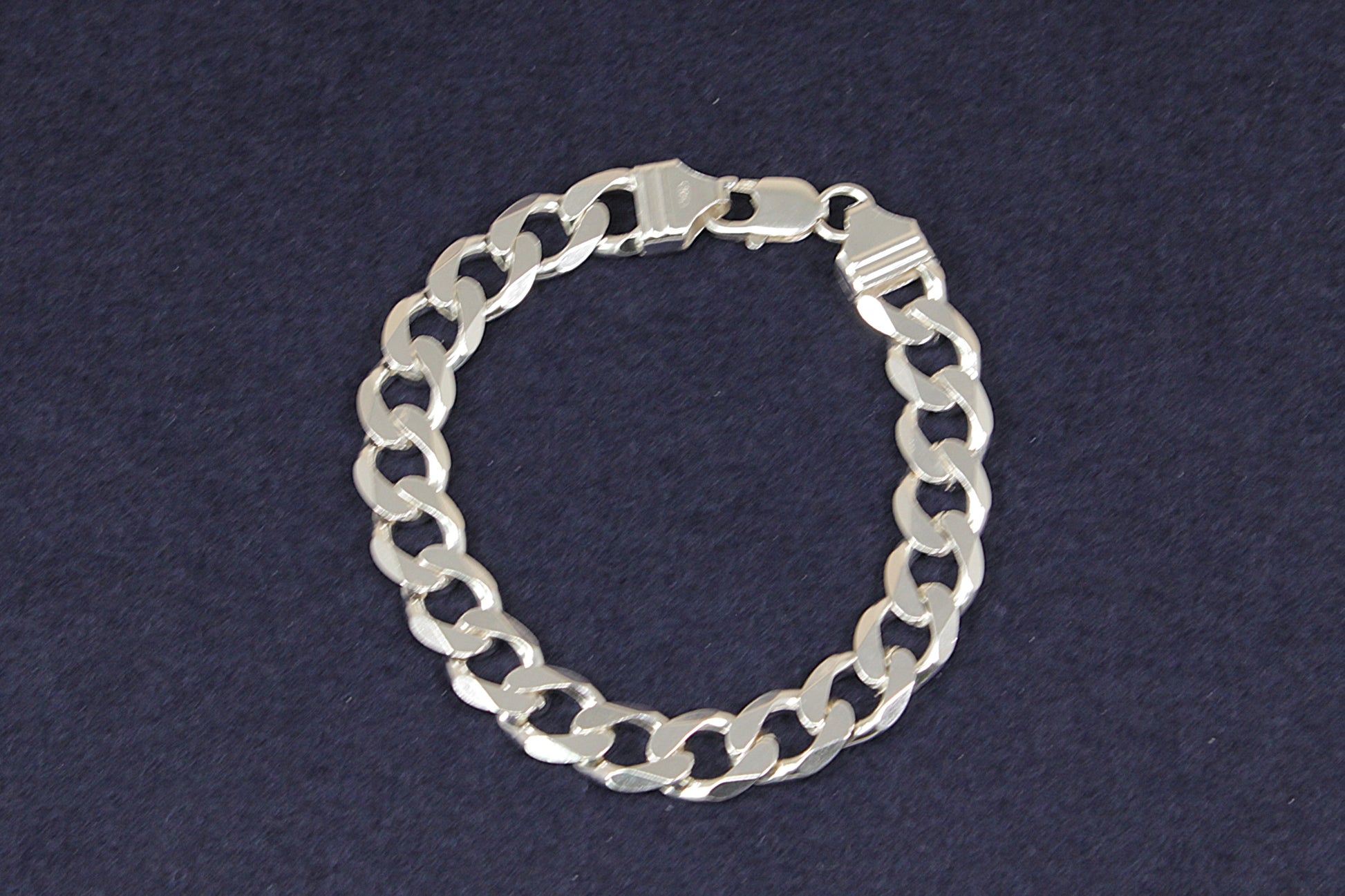 Gents Ladies Unisex Silver curb link chain bracelet on a dark blue background