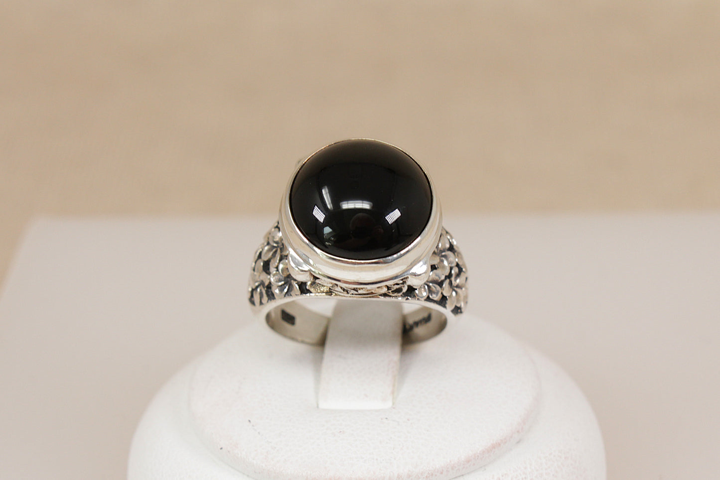 Distinctive Silver Suarti Garnet Designer Ring