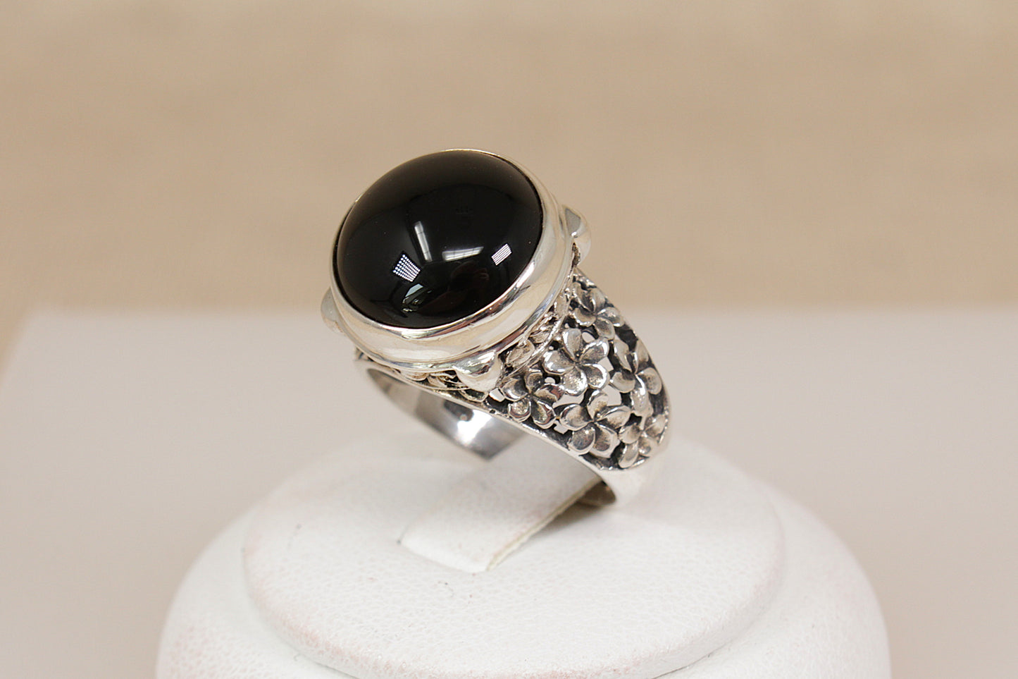 Distinctive Silver Suarti Garnet Designer Ring