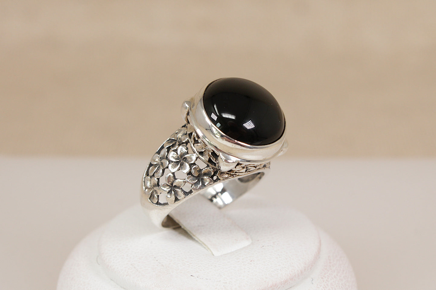 Distinctive Silver Suarti Garnet Designer Ring