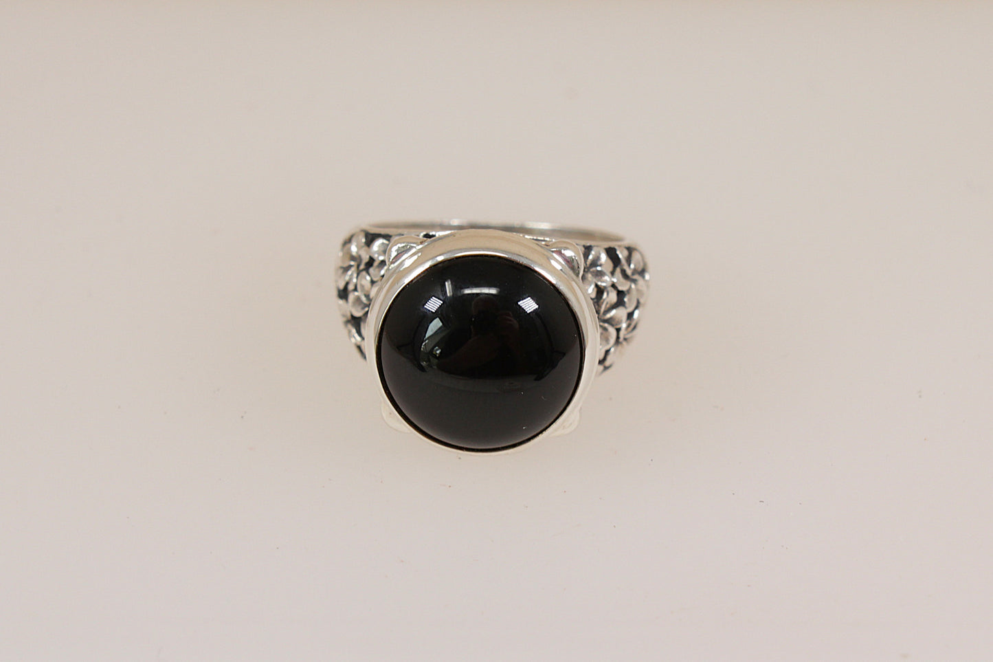 Distinctive Silver Suarti Garnet Designer Ring