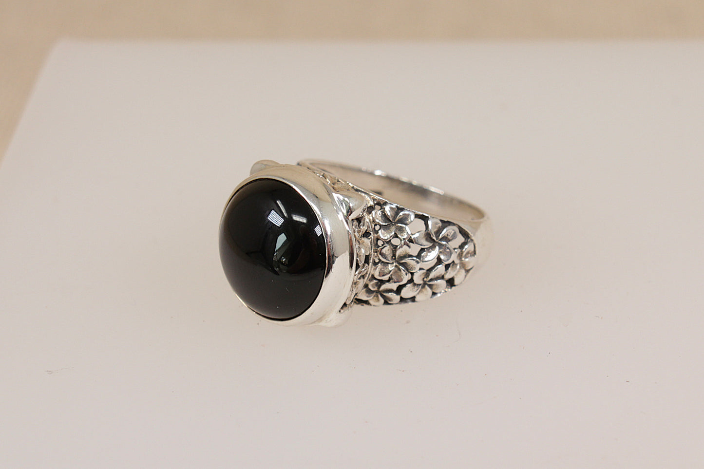 Distinctive Silver Suarti Garnet Designer Ring