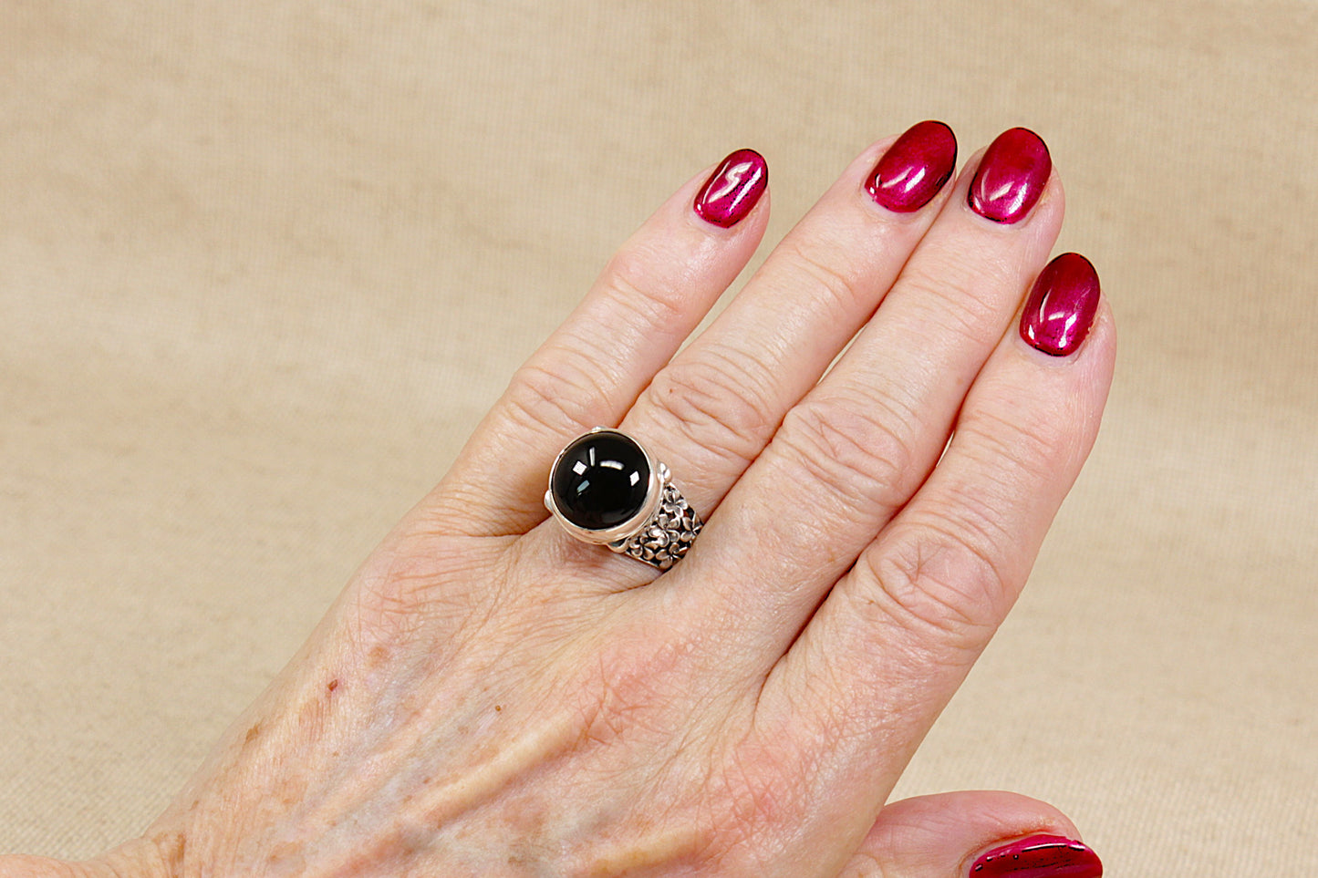 Distinctive Silver Suarti Garnet Designer Ring