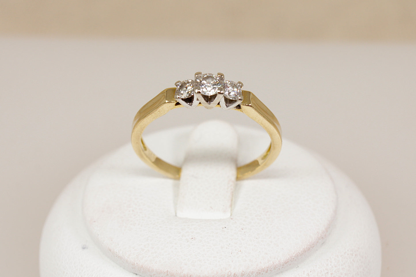 Stunning 18ct Gold Diamond Trilogy Ring
