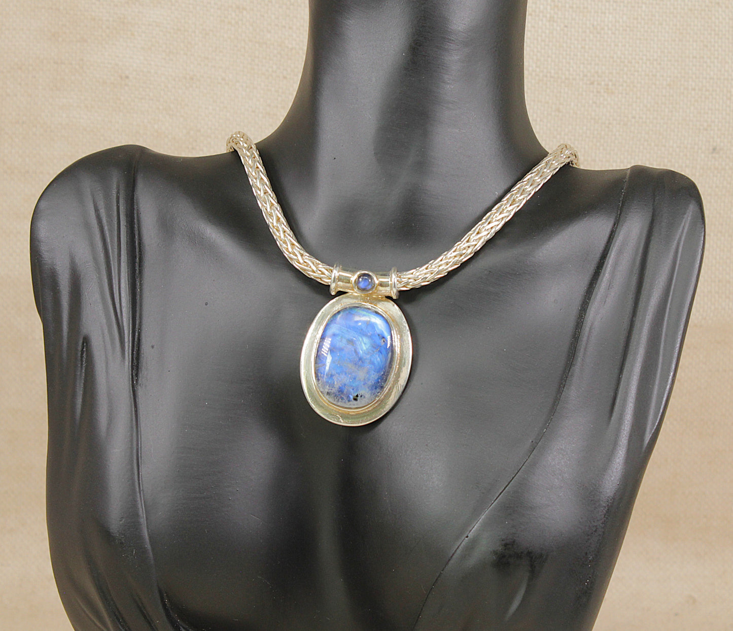 Imposing Sterling Silver & Blue Flash Labradorite Pendant Necklace – Suarti Style