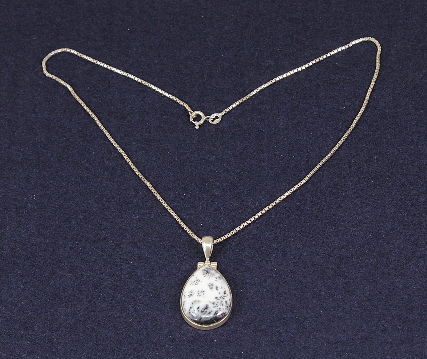Charming Vintage Sterling Silver & Moss Agate Pendant Necklace