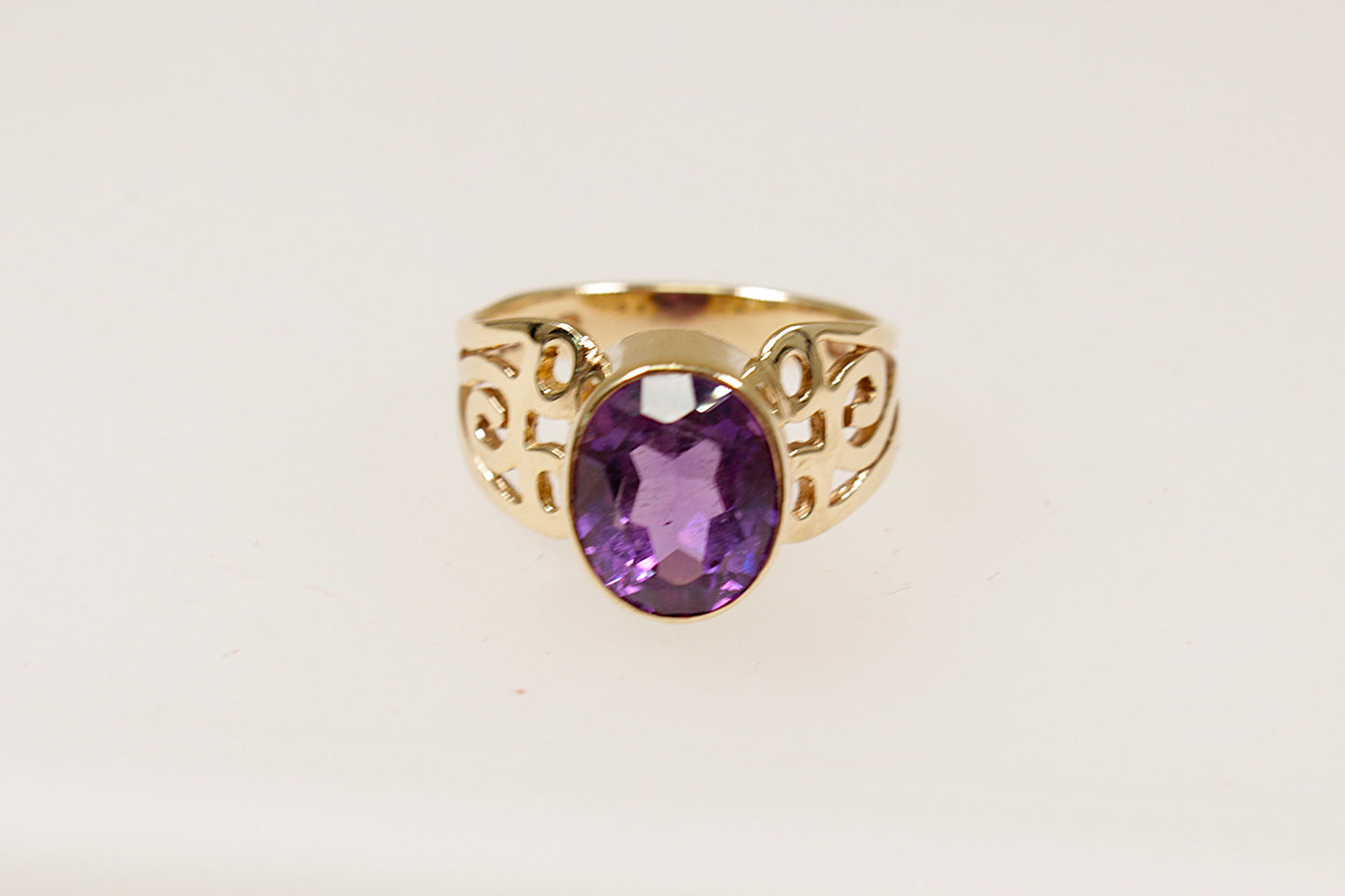 This stunning 9ct Gold Amethyst ring captures the elegance and intricate craftmanship of a vintage solitaire ring.
Handcrafted in 9ct gold, the solitaire Amethyst is the main focus with the intricate gold detailing emphasising it’s simplicity. It is in excellent condition and inside the bandit has London hallmarks for 9ct Gold. UK Finger size M.
