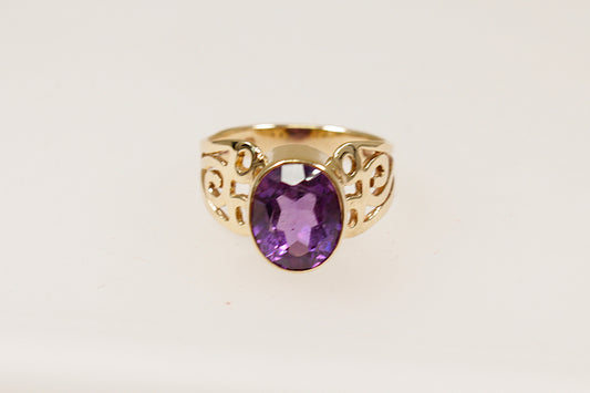 This stunning 9ct Gold Amethyst ring captures the elegance and intricate craftmanship of a vintage solitaire ring.
Handcrafted in 9ct gold, the solitaire Amethyst is the main focus with the intricate gold detailing emphasising it’s simplicity. It is in excellent condition and inside the bandit has London hallmarks for 9ct Gold. UK Finger size M.
