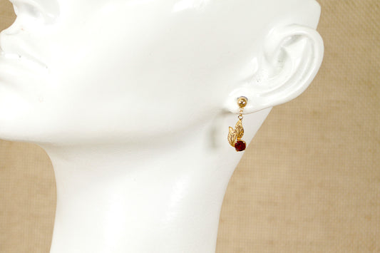 A pair of 9ct gold garnet stud drop earrings with a leaf design setting. Drop length: 20 mm.
