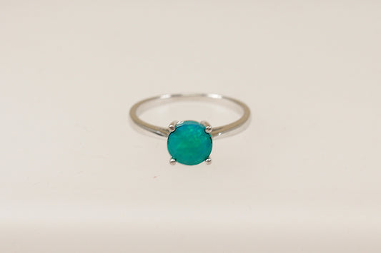 This pretty Silver ring has a captivating green Crystal gemstone that is claw set and shimmers in the light. It is in excellent condition and inside the band it is stamped 925 for sterling silver. UK Finger size: O