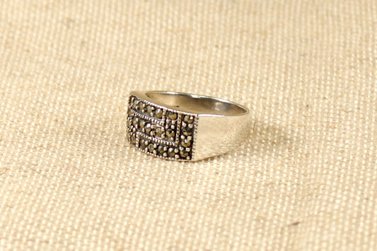 A solid chunky Silver Marcasite Ring.
Head size is 11 x 20mm encrusted with Marcasite. It’s in excellent condition with no missing marcasite, inside the band its stamped 925 for sterling silver.
UK Finger size: U.