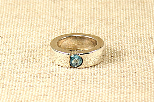 This stunning solid silver Designer ring is a substantial piece! It is set with a round Topaz. Inside the band it is stamped 925 for sterling silver. uk finger size N.