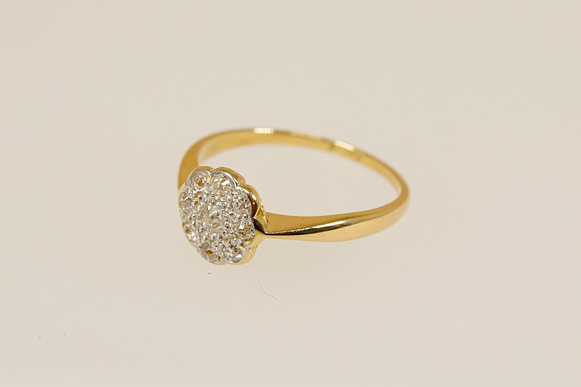 Vintage 18ct Gold and Diamond ‘Daisy’ Ring, A charming and elegant vintage daisy ring, crafted in rich 18ct Gold and set with old-rose-cut Diamonds that sparkle with delicate brilliance. At the centre sits a single rose-cut diamond, surrounded by eight smaller rose-cut diamonds, forming a classic daisy cluster, The scalloped edge of the floral head enhances its graceful, vintage charm. Inside the band, it is stamped 750, confirming its 18ct gold purity,
UK finger size L.