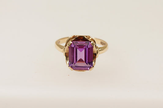 This stunning vintage ring combines both boldness and elegance. Handcrafted in 9ct Gold it showcases a rich purple Amethyst, emerald cut, that gives it a sophisticated and regal look.
The robust 4 claw design has a striking visual impact and the unique boldness of the crown setting elevates it beyond a traditional solitaire style.
It is in excellent condition and has Glasgow hallmarks for 1939, UK finger size N.